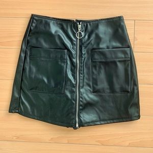 FASHION NOVA PLEATHER FRONT ZIP SKORT
